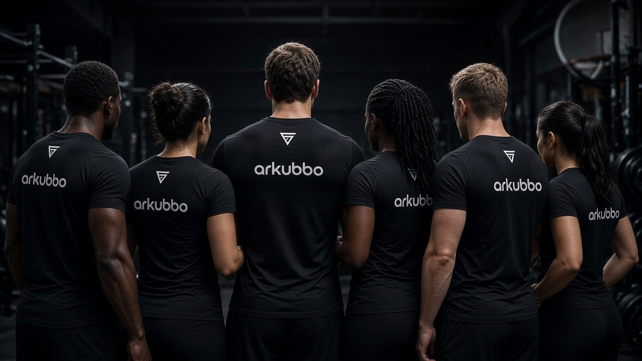 Grupo de training con camisetas personalizadas en un box